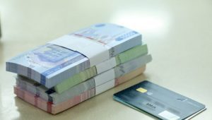 Деньги, узбекские сумы и пластиковые карточки UzCard