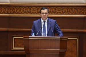 Тимур Ишметов выступает на заседании Сената Олий Мажлиса Узбекистана